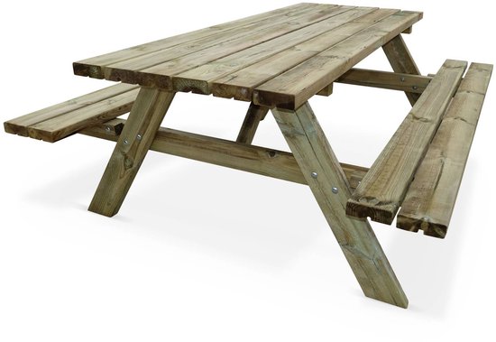 Houten picknicktafel met twee geïntegreerde zitbanken, ideaal voor 6 personen.