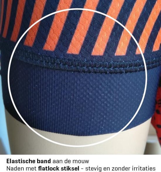 Detail van een fietsshirt mouw met een donkerblauwe elastische band en platte naden.