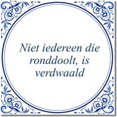 Tegeltje met hangertje - Niet iedereen die ronddoolt, is verdwaald