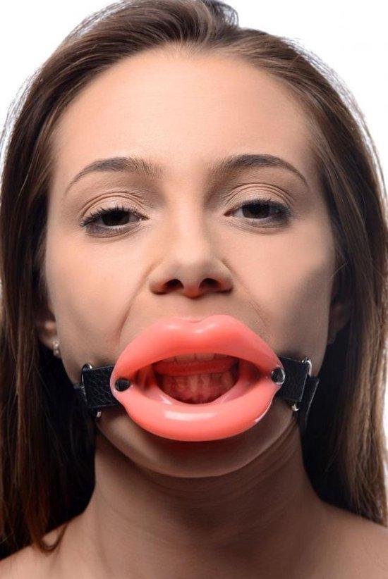 Grandes lèvres roses sur un bracelet en cuir noir, avec une ouverture pour la bouche.