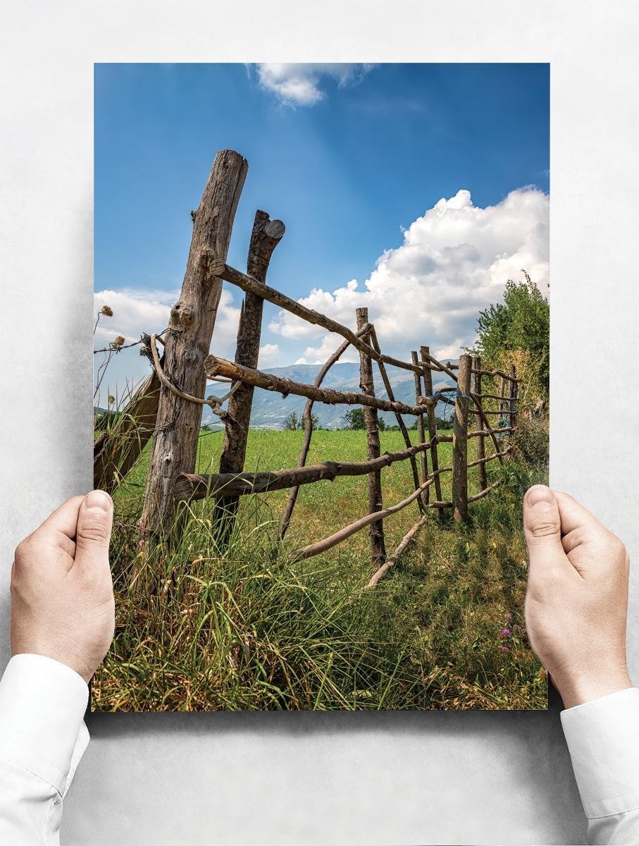 Wandbord: Houten hekwerk in een open veld - 30 x 42 cm