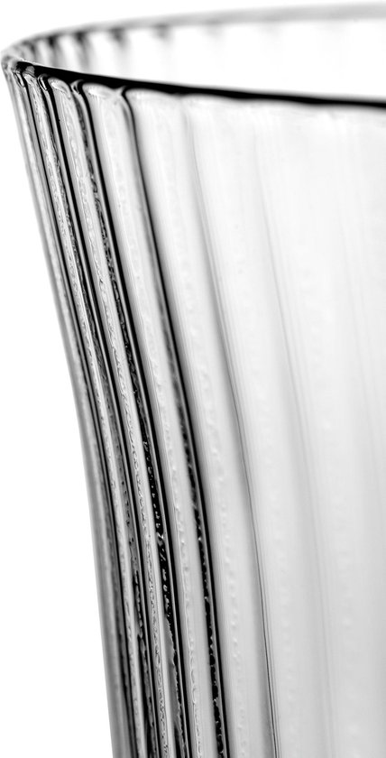 Close-up van de bovenrand van een geribbeld, transparant glas.