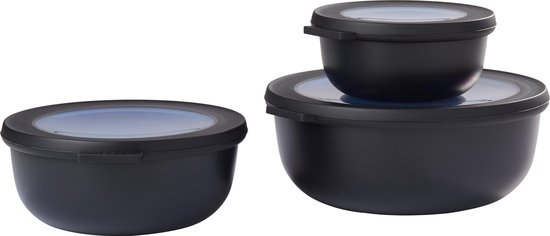Drie zwarte Mepal Cirqula vershouddozen met transparante blauwe deksels, in verschillende maten.
