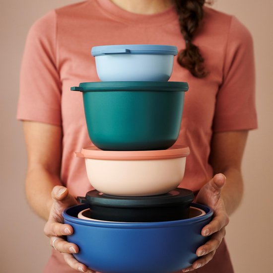 Un ensemble empilé de boîtes de conservation Mepal Cirqula de différentes couleurs.