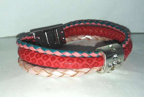 Drie gevlochten armbanden in roze, rood en blauw, met zilveren sluiting met strass.