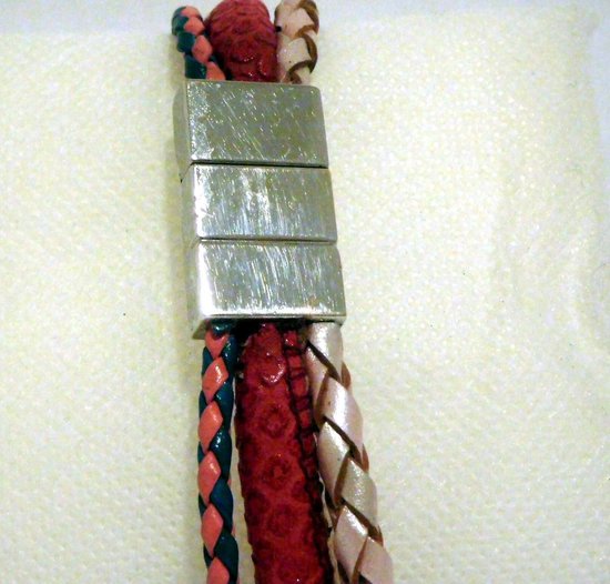 Drie gevlochten armbanden in roze, rood en blauw met een zilverkleurige magneetsluiting.