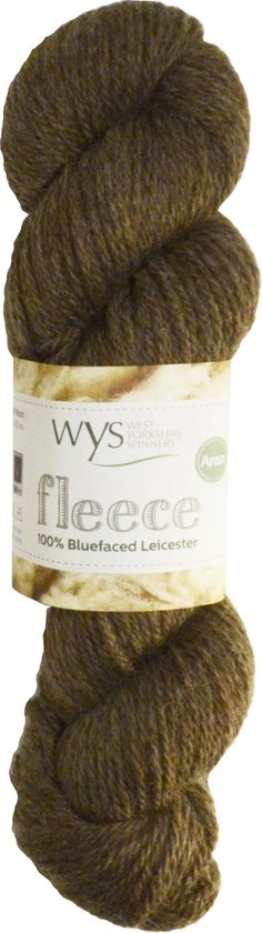 Fil de laine marron 100% Bluefaced Leicester. L'étiquette indique 'wys fleece aran'.