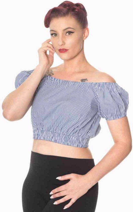 Zijaanzicht van een blauw-wit gingham crop top met pofmouwen en elastische taille, gedragen door een model.
