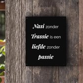 Tuinposter | Zwart - Nasi zonder Trassie - Indische Gezegde |  40 x 50 cm | PosterGuru