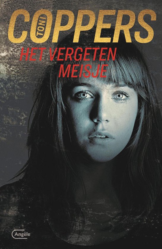 Portret van een meisje met donker haar en blauwe ogen, met de tekst 'TONI COPPERS HET VERGETEN MEISJE'.