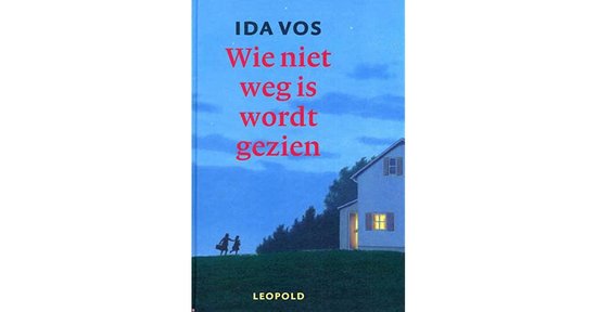 Boek 'Wie niet weg is wordt gezien' met op de kaft een silhouet van twee mensen met een koffer bij een huis bij nacht.