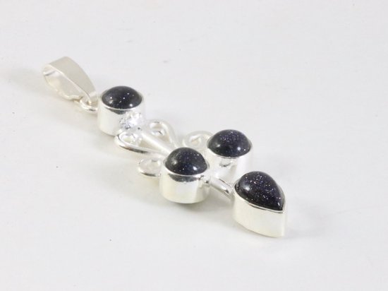 Pendentif allongé en argent avec pierre de soleil bleue sur une chaîne