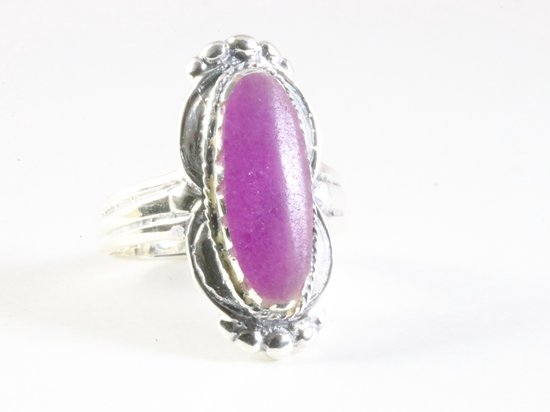 Langwerpige bewerkte zilveren ring met paarse agaat - maat 19.5