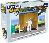Puzzel Komische astronaut in een bushokje - Legpuzzel - Puzzel 1000 stukjes volwassenen