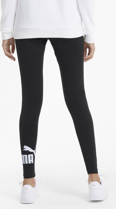 Model van achteren gezien in zwarte legging met groot PUMA logo op de linker enkel.