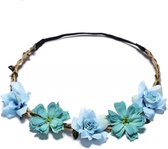 Bohemian style gevlochten haarbandje met lichtblauwe en turquoise bloemetjes - haarkrans - kapsel - bloemenkrans - blauw - bloem