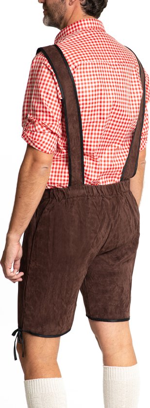 Man in rode geblokte blouse met donkerbruine lederhosen met bretels en witte sokken.