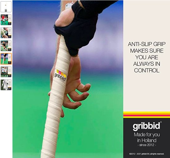 Hand met zwarte handschoen wikkelt een witte Gribbid Progrip grip om een hockeystick.