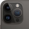 Gros plan de l'arrière d'un iPhone 14 Pro Max Noir sidéral, montrant les trois appareils photo et le flash.