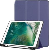 Mobigear Tablethoes geschikt voor Apple iPad Pro 10.5 Inch (2017) Hoes | Mobigear Tri-Fold Gel Bookcase + Stylus Houder - Donkerblauw