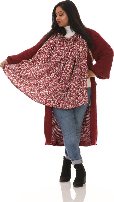 Model met donkerrood vest, jeans en houdster een voedingsdoek met rozenmotief.