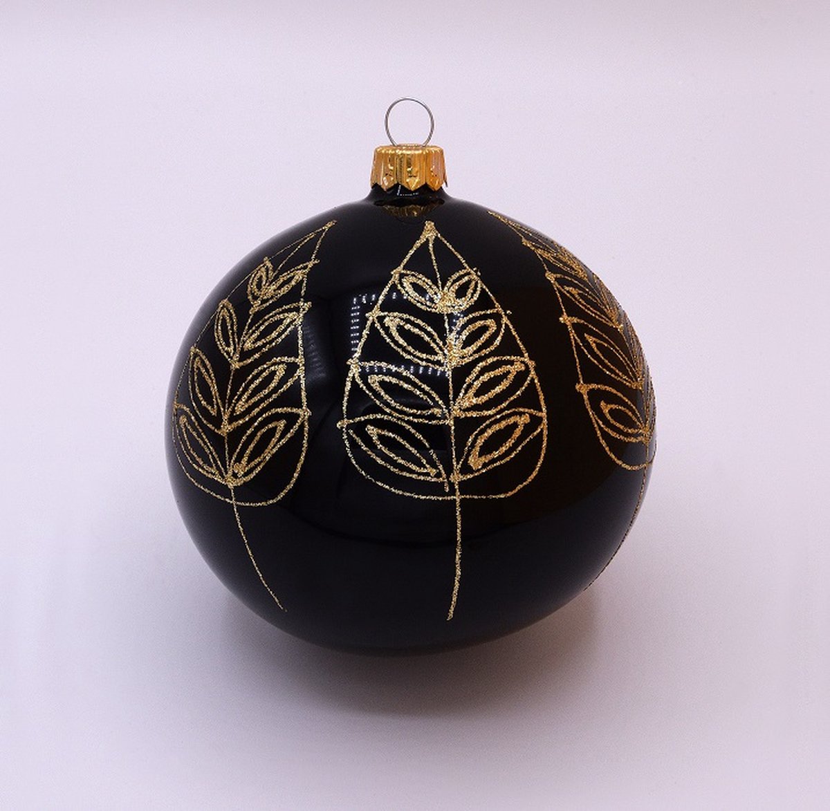 Set met Zwarte Kerstboom Piek en Drie Zwarte Glanzende Kerstballen met