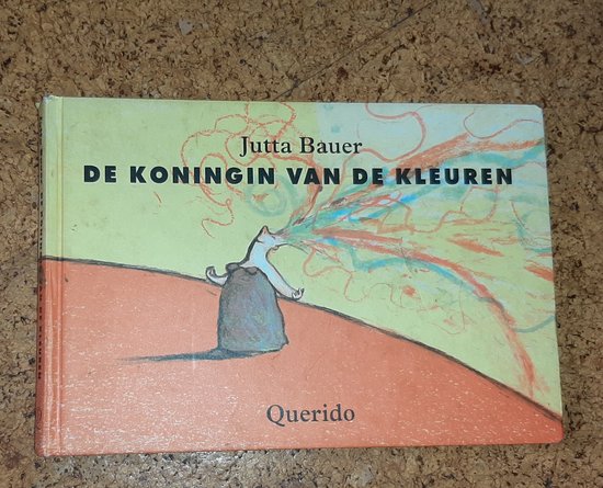 Boekcover 'De Koningin Van De Kleuren' van Jutta Bauer. Koningin spuwt kleuren uit. Querido.