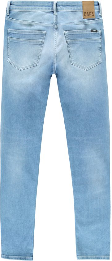 Achterkant van een lichtblauwe jeans met stonewashed effect en een bruin 'CARS' label op de achterkant.