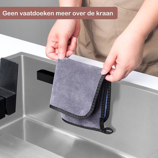 Een grijze vaatdoek met zwarte rand, wordt door handen aan een matzwarte vaatdoekhouder gehangen.