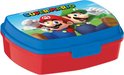 Boîte à pain rouge avec couvercle bleu, avec Mario et Luigi au premier plan.
