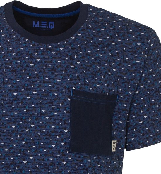 Detail van een blauw T-shirt met geometrisch driehoekspatroon, donkerblauwe borstzak en label M.E.Q.