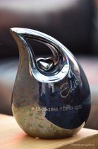 Crematie-as Urn met uw gewenste naam en datum- Keramiek Urn Olie glans Zwart met metalen zilver metallic hartje, inhoud 2,20 liter, lengte 22 cm, urn voor mens, urn voor dier, hond,kat,poes-herinnerings beeld
