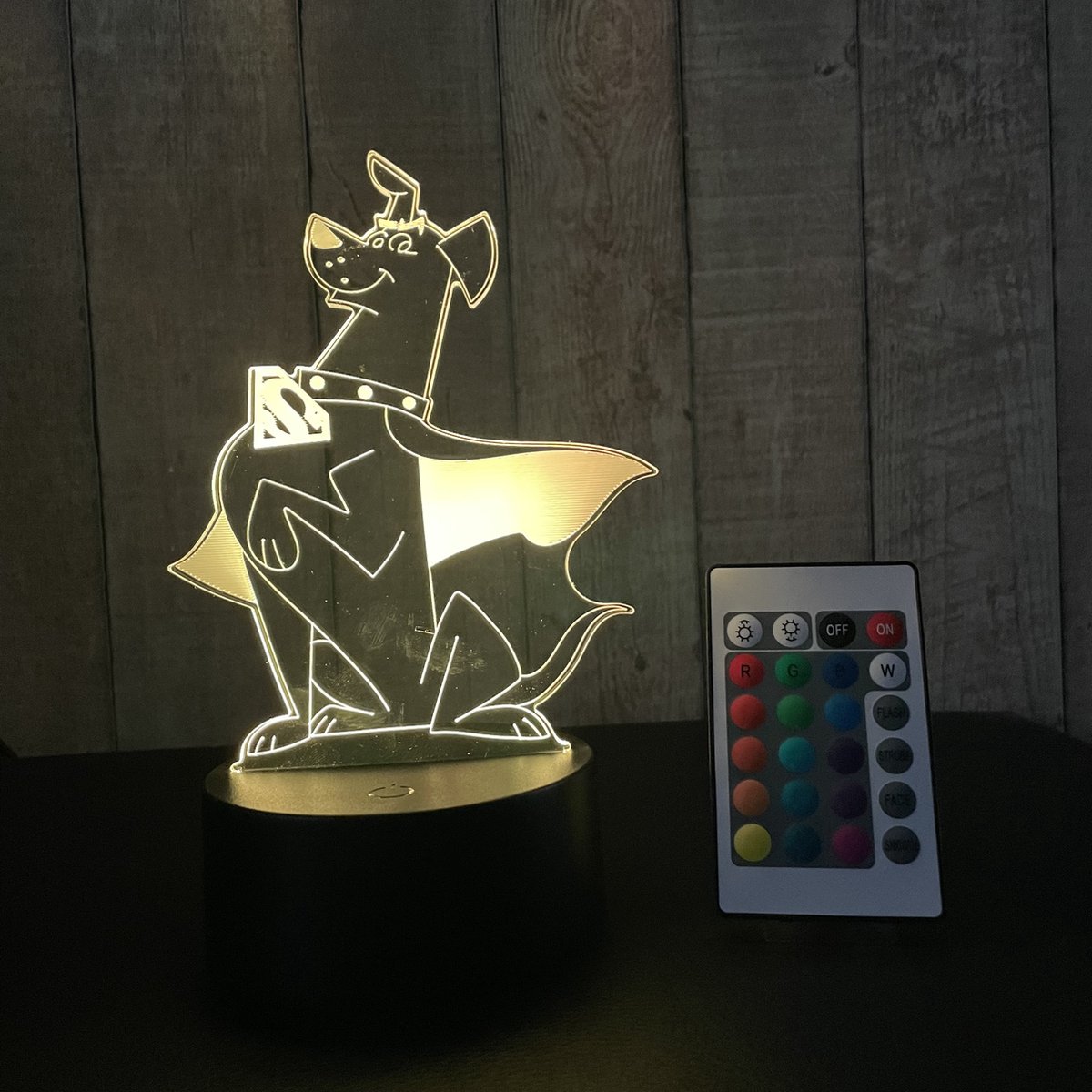 Klarigo® Nachtlamp – 3D LED Lamp Illusie – Krypto - DC club van Superpets - 16 Kleuren – Bureaulamp – Sfeerlamp – Nachtlampje Kinderen – Creative - Afstandsbediening
