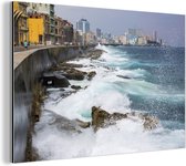 Wanddecoratie Metaal - Aluminium Schilderij Industrieel - Blauwe oceaangolven in het Cubaanse Havana in Noord-Amerika - 150x100 cm - Dibond - Foto op aluminium - Industriële muurdecoratie - Voor de woonkamer/slaapkamer