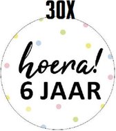 30x Sluitsticker Hoera 6 Jaar - Sluitstickers - 40mm - Jarig - Hoera - Feest - Uitdelen - Sluitzegel - Traktatiesticker - Verjaardag - 6 Jaar - Traktatie - 30 Stuks - Stickers - Cadeausticker - Wensetiket
