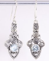 Lange bewerkte zilveren oorbellen met blauwe topaas