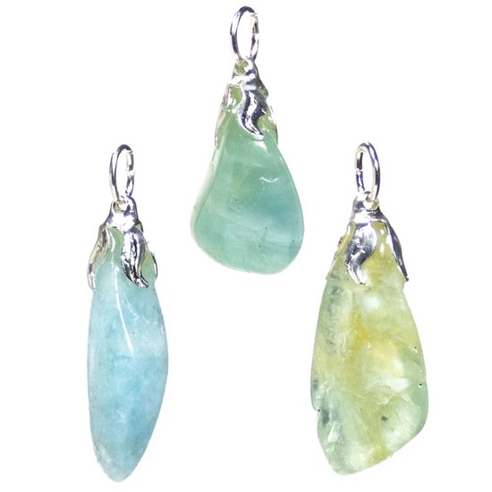 Trois pendentifs en pierres précieuses dans différentes teintes d'aigue-marine et de vert, avec des détails argentés.