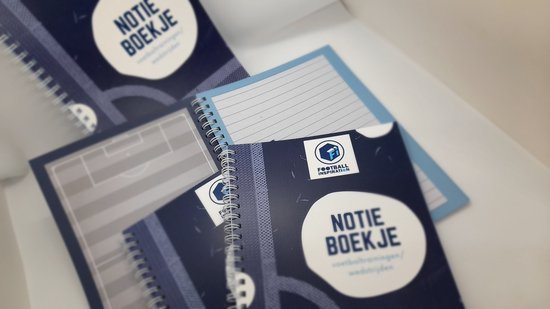 Meerdere blauwe notitieboekjes met 'NOTIE BOEKJE' erop. Eén is geopend en toont een voetbalveld.