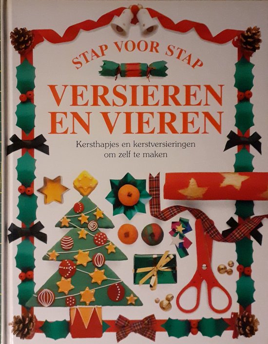 Kerstboomvormige collage van kerstdecoraties, koekjes, schaar, linten en dennenappels.