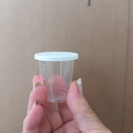 Kleine plastic potjes met witte deksel 30ml (150 stuks) 42mm hoog-dia onder  27mm-dia... | bol.com