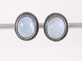 Clous d'oreilles ovales en argent artisanaux avec opale bleue