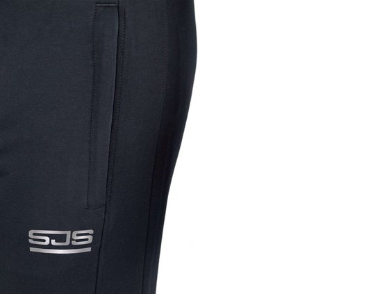 Detail van de zijkant van een donkerblauwe joggingbroek met een ritszak en het 'SJS' logo.