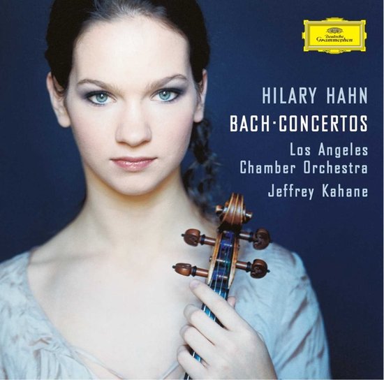 Portret van Hilary Hahn met viool, met tekst "HILARY HAHN BACH CONCERTOS Los Angeles Chamber Orchestra Jeffrey Kahane"