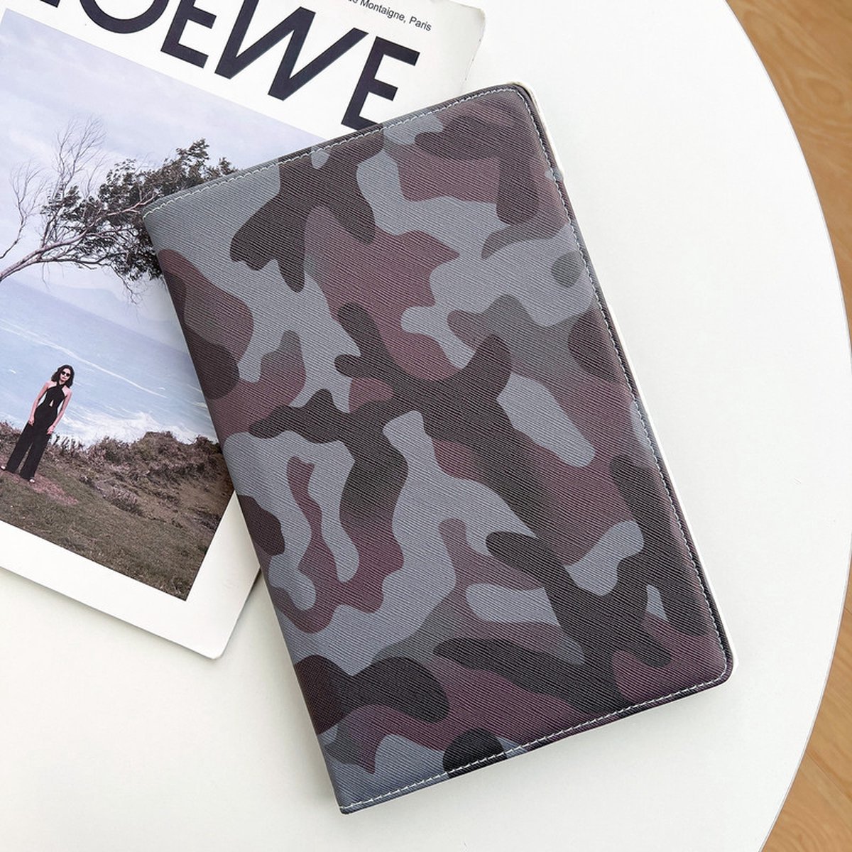 P.C.K. Boekhoesje/Bookcover/Case draaibaar hoesje bruin camouflage print geschikt voor Apple iPad 10.2 (2019/2021)