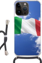Geschikt voorApple Iphone 14 Pro - Crossbody Case - De vlag van Italië wappert in de lucht - Siliconen - Crossbody - Backcover met Koord - Telefoonhoesje met koord - Hoesje met touw