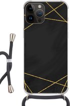 Geschikt voorApple Iphone 14 Pro Max - Crossbody Case - Geometrisch patroon van gouden lijnen op een zwarte achtergrond - Siliconen - Crossbody - Backcover met Koord - Telefoonhoesje met koord - Hoesje met touw