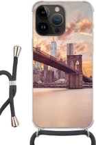 Geschikt voorApple Iphone 14 Pro - Crossbody Case - Brooklyn Brug en de skyline van New York tijdens zonsondergang - Siliconen - Crossbody - Backcover met Koord - Telefoonhoesje met koord - Hoesje met touw