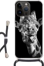 Geschikt voorApple Iphone 14 Pro - Crossbody Case - Giraffe tegen zwarte achtergrond in zwart-wit - Siliconen - Crossbody - Backcover met Koord - Telefoonhoesje met koord - Hoesje met touw