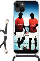 Geschikt voorApple Iphone 14 - Crossbody Case - Een illustratie van twee voetballers in een stadion - Jongens - Meiden - Kids - Siliconen - Crossbody - Backcover met Koord - Telefoonhoesje met koord - Hoesje met touw