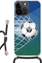 Geschikt voorApple Iphone 14 Pro - Crossbody Case - Een illustratie van een voetbal in het net -Jongens - Meisjes - Kinderen - Siliconen - Crossbody - Backcover met Koord - Telefoonhoesje met koord - Hoesje met touw